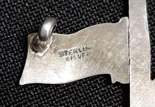 WW2 Victory Lapel Badge    ( Serling Silver )           B6