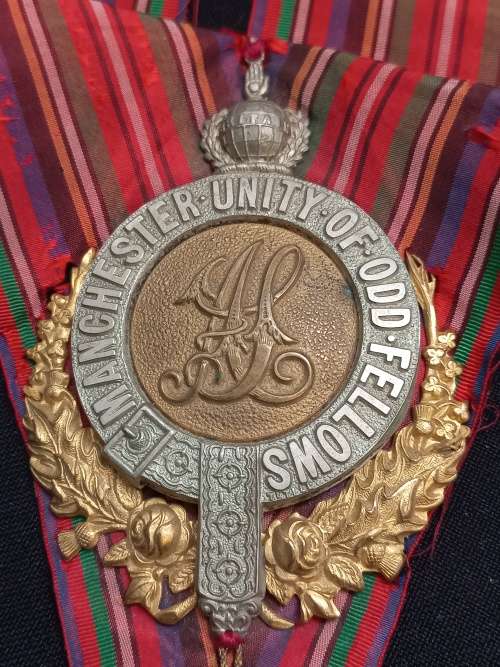 Masonic Manchester Unity Of ODD Fellows  SASH And Badge   `` STUNNING ``      P19