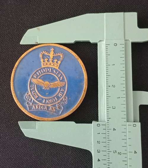 Royal Rhodesian Air Force      Brass and Enameled Badge     ( Size: 38 mm Diameter )             T1