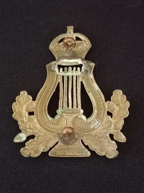WW1 WW2 British Army Musicians Cap Badge        X35