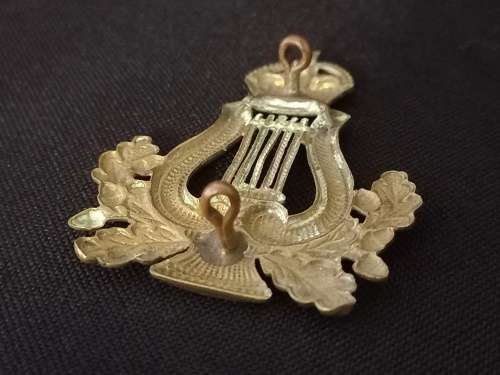 WW1 WW2 British Army Musicians Cap Badge        X35