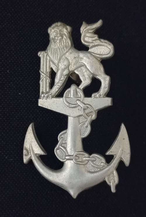 SA NAVY CADETS WHITE METAL BERET BADGE              X84