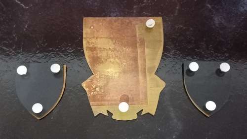 1 PARACHUTE BATTALION SADF Shoulder flashes + Plaque    ( NOTE One Pin Missing on Plaque)    W3