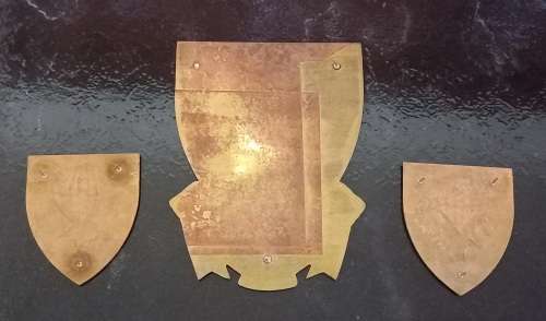 1 PARACHUTE BATTALION SADF Shoulder flashes + Plaque    ( NOTE One Pin Missing on Plaque)    W3
