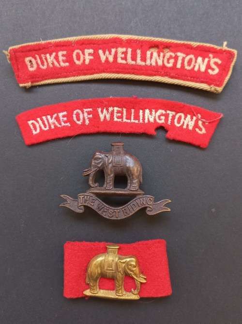 West Riding Duke Of Wellington`s Regiment Cloth Titles Cap And Collar Badge Note Condition   F8