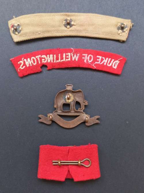 West Riding Duke Of Wellington`s Regiment Cloth Titles Cap And Collar Badge Note Condition   F8