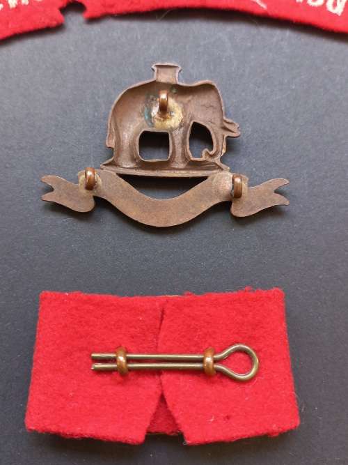 West Riding Duke Of Wellington`s Regiment Cloth Titles Cap And Collar Badge Note Condition   F8
