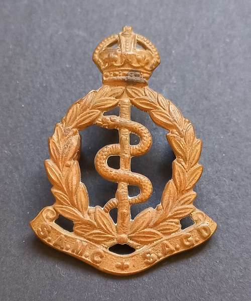 South African Medical Corps Cap Badge 1926 - 1958 ( Snake Head Touches Laurel Wreath )  F18