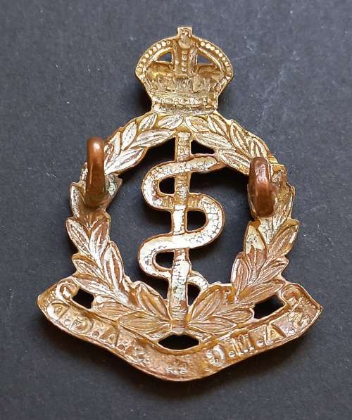 South African Medical Corps Cap Badge 1926 - 1958 ( Snake Head Touches Laurel Wreath )  F18