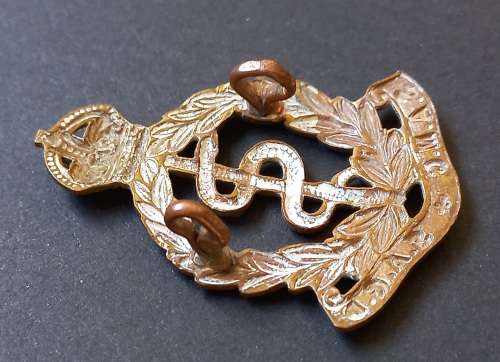 South African Medical Corps Cap Badge 1926 - 1958 ( Snake Head Touches Laurel Wreath )  F18