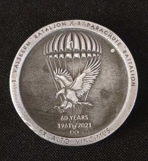 1 Parachute Battalion 60 Years / Delta Company 39 Years Medallion  ( Silver Coloured )     O7