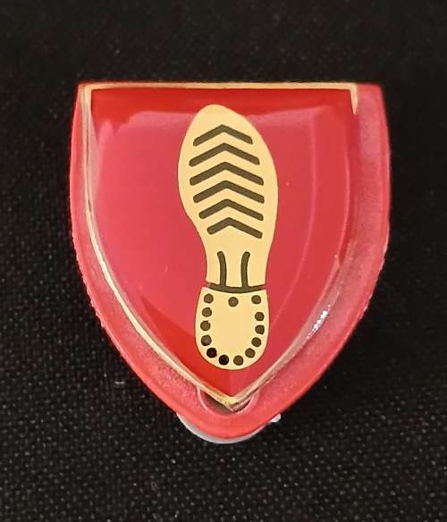 SADF/SANDF TRACKER INSTRUCTOR (PIN BADGE - SMALL RED 25mm x 30mm)        O15