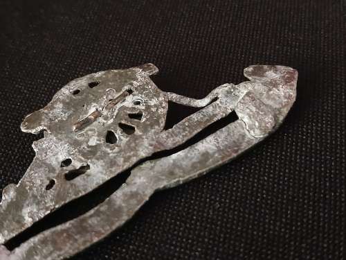 WW2 Sand Casting Artillery Badge  ( Note Only One Lug )                        O63