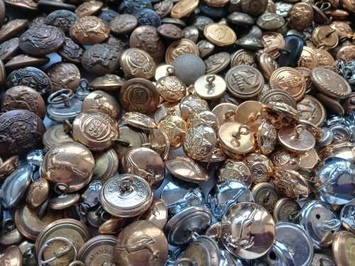 400 MIX Buttons                   `` ONE BID FOR THE LOT ``