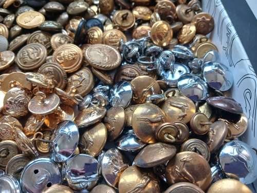 400 MIX Buttons                   `` ONE BID FOR THE LOT ``