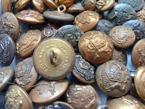 400 MIX Buttons                   `` ONE BID FOR THE LOT ``