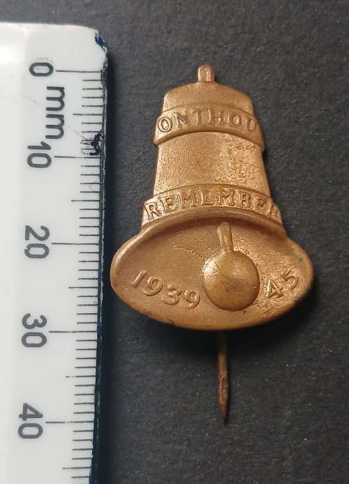 WW2 SA. BELL BADGE Onthou Remember 1939 - 1945                     M15