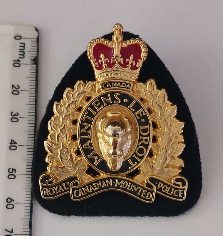 Royal Canadian Mounted Police Cap / Hat  Badge                    F132