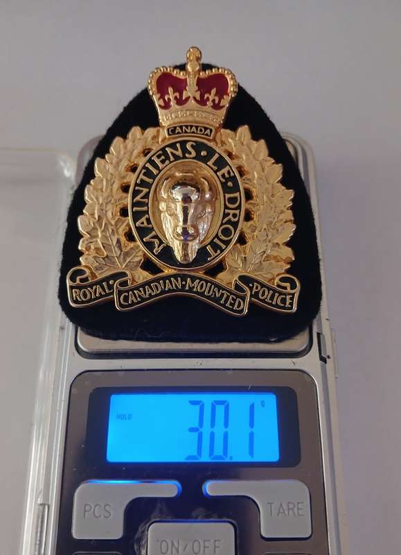 Royal Canadian Mounted Police Cap / Hat  Badge                    F132