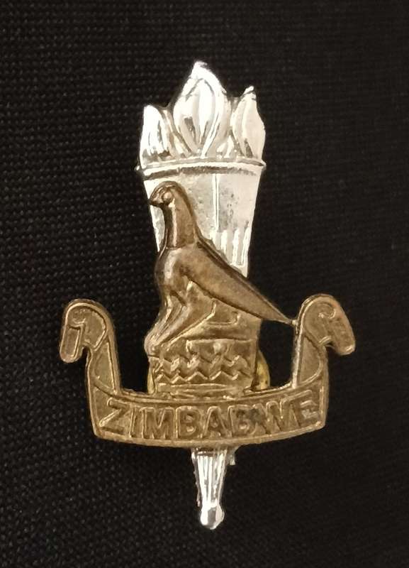 ZIMBABWE ARMY EDUCATION CORPS CAP BADGE ( Note One Lug Repaired )             F138