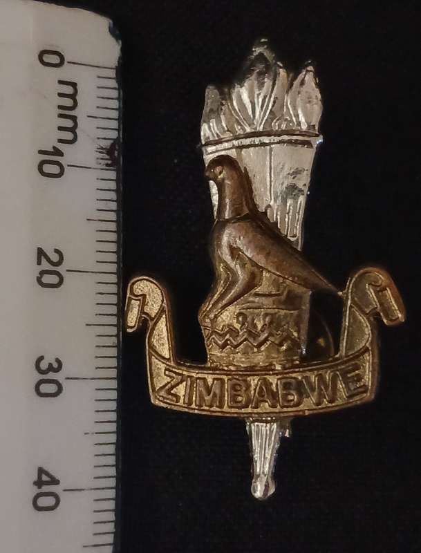 ZIMBABWE ARMY EDUCATION CORPS CAP BADGE ( Note One Lug Repaired )             F138