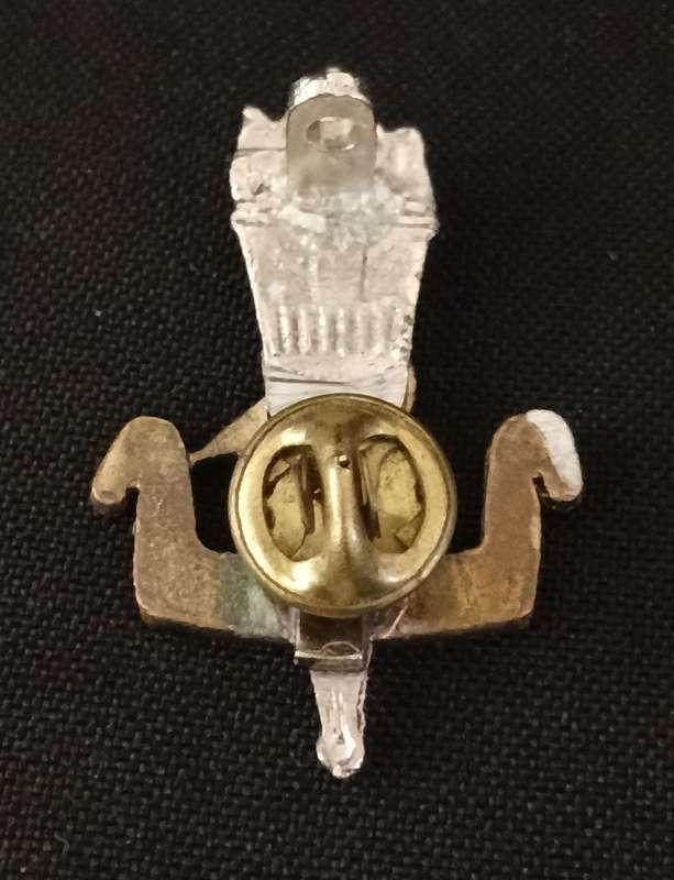 ZIMBABWE ARMY EDUCATION CORPS CAP BADGE ( Note One Lug Repaired )             F138