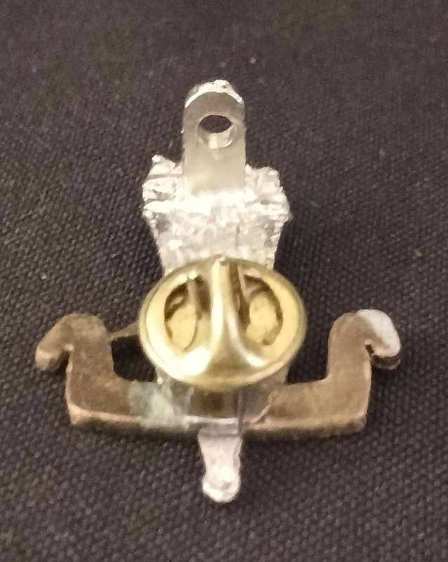 ZIMBABWE ARMY EDUCATION CORPS CAP BADGE ( Note One Lug Repaired )             F138