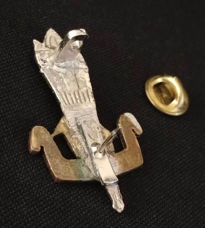 ZIMBABWE ARMY EDUCATION CORPS CAP BADGE ( Note One Lug Repaired )             F138