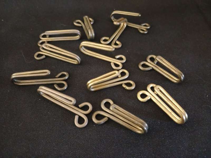 ARMY TUNIC BELT SUPPORT HOOKS BRASS  6 x Small 6 x Large  ` ONE BID FOR THE LOT `    F163