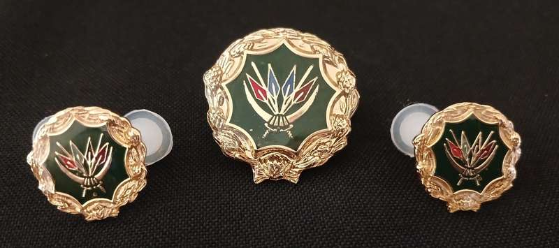 SANDF ---  Voluntary Service Breast And Collar Badges                        F218