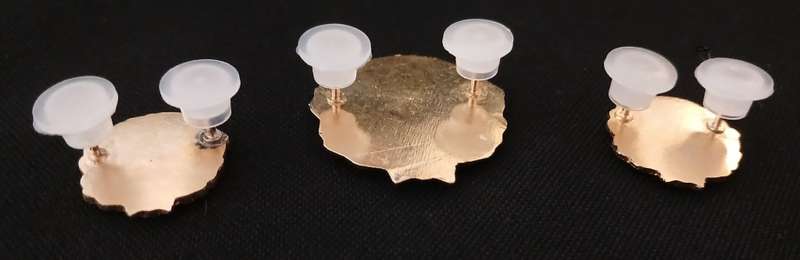 SANDF ---  Voluntary Service Breast And Collar Badges                        F218