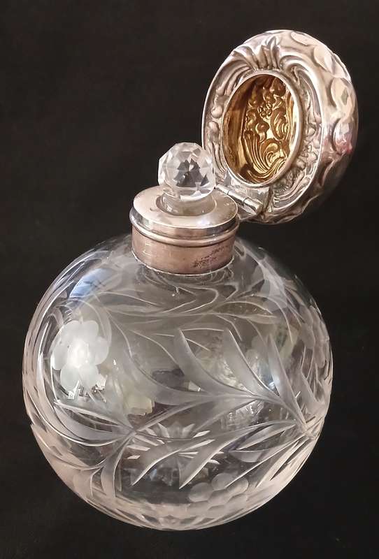 Cut Glass & Sterling Silver  Perfume Bottle ** STUNNING ** Hallmarked W.D Anchor Lion h  ( 1907 )