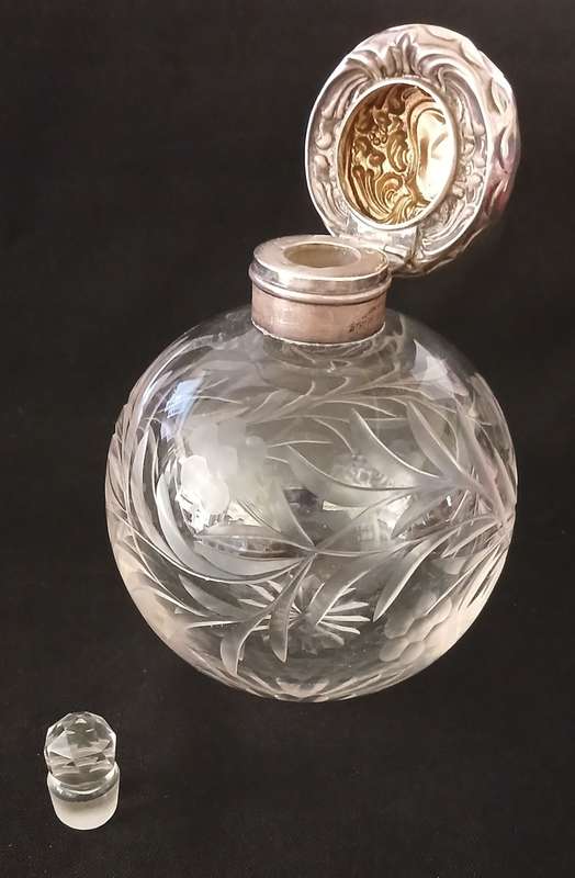 Cut Glass & Sterling Silver  Perfume Bottle ** STUNNING ** Hallmarked W.D Anchor Lion h  ( 1907 )