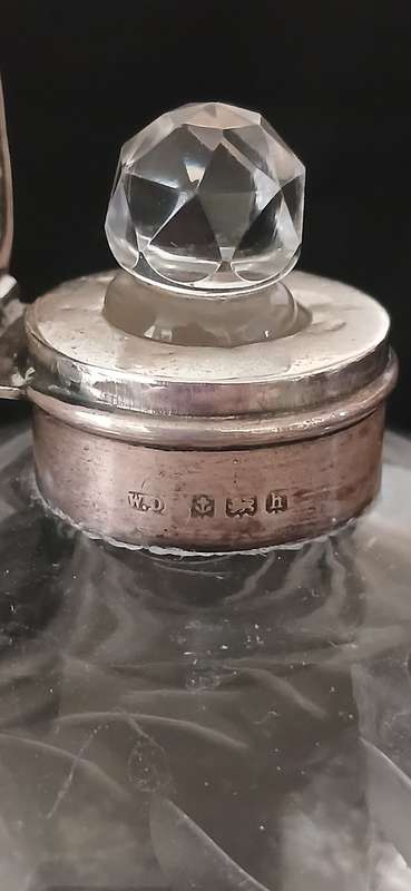 Cut Glass & Sterling Silver  Perfume Bottle ** STUNNING ** Hallmarked W.D Anchor Lion h  ( 1907 )