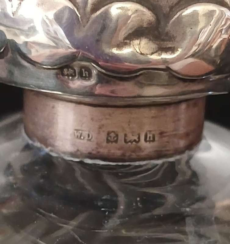 Cut Glass & Sterling Silver  Perfume Bottle ** STUNNING ** Hallmarked W.D Anchor Lion h  ( 1907 )