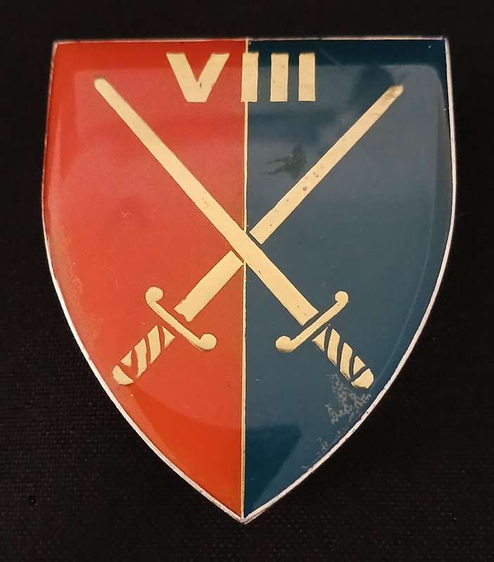 SADF 8 ARMOURED DIVISION ( 1970 - 1999 ) SHOULDER FLASH     ( Note One Pin Repaired )          D124