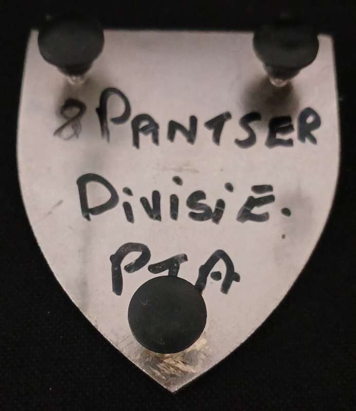 SADF 8 ARMOURED DIVISION ( 1970 - 1999 ) SHOULDER FLASH     ( Note One Pin Repaired )          D124