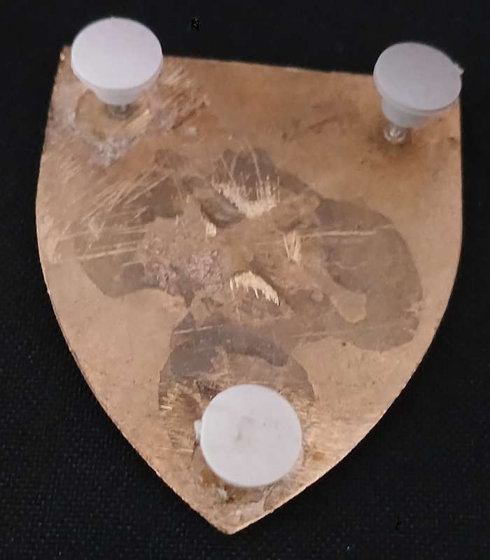 SA. SCHOOL OF ARTILLERY SHOULDER FLASH ( Note 2 Pins Repaired )             D125