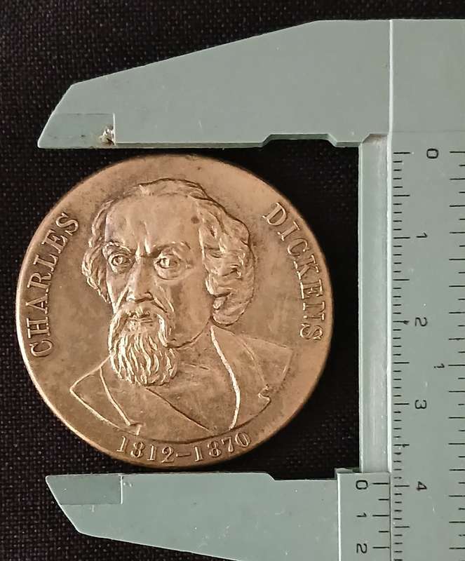 CHARLES DIKENS 1812 - 1870 MEDALLION      ` Made In ENGLAND `           V19