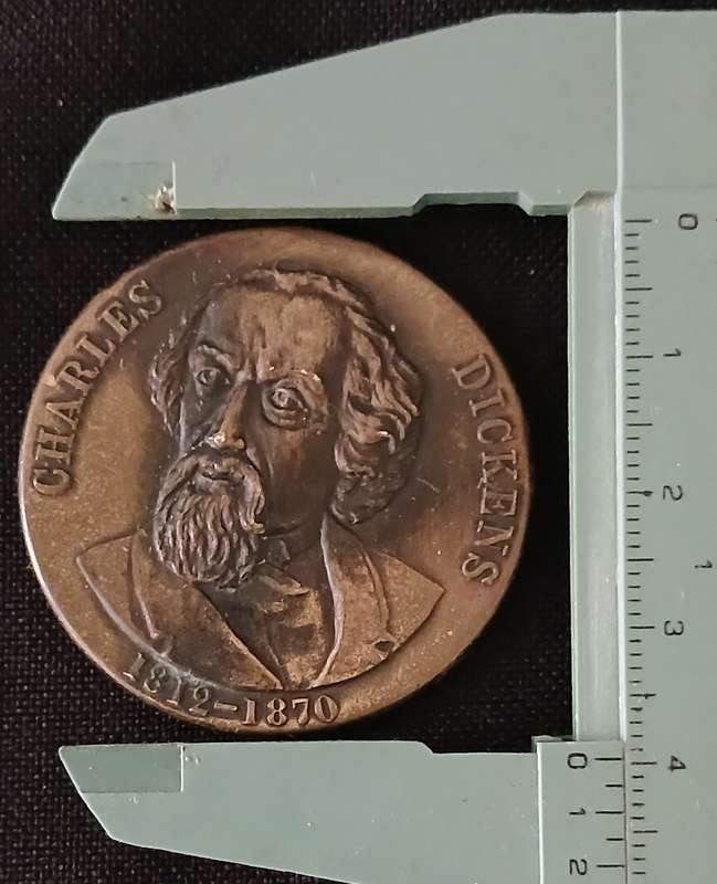 CHARLES DIKENS 1812 - 1870 MEDALLION ` Made In ENGLAND                   V20