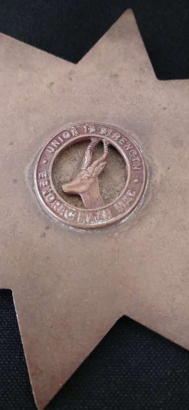 WW2 TRENC ART ` BRASS `    ---- UNION IS STRENGTH EENDRAG MAAK MAG          V28