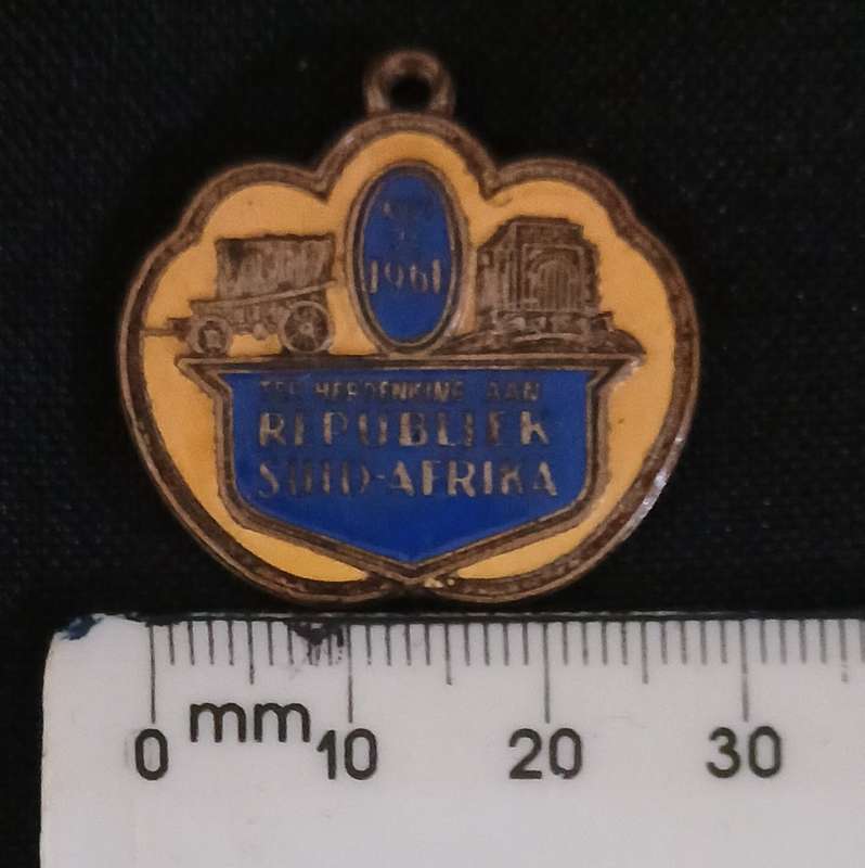 Ter Herdenking Aan REPUBLIEK SUID AFRIKA Mei 31  1961 Pendant   RD 75 / 1961                    V46