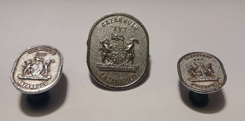 GAZANKULU X.V.T. ( MINTIRHO YA VULAVULA ) CAP AND COLLAR BADGES   `RARE`                V58