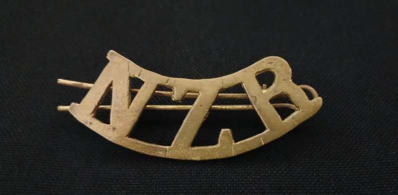NEW ZEALAND RIFLES REGIMENT SHOULDER TITLE           ` RARE `                    V59