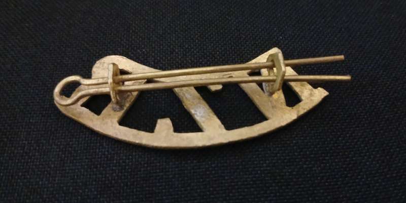 NEW ZEALAND RIFLES REGIMENT SHOULDER TITLE           ` RARE `                    V59