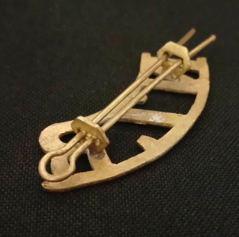 NEW ZEALAND RIFLES REGIMENT SHOULDER TITLE           ` RARE `                    V59