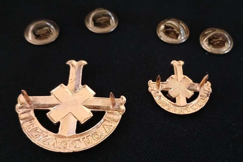 SA. REGIMENT UITENHAGE CAP AND MESS DRESS BADGE                V109