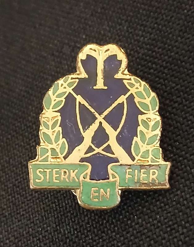 REGIMENT TOBIE MULLER ENAMEL LAPEL BADGE   ` STERK EN FIER `  *** RARE ***    V110