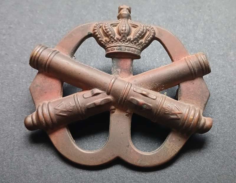 NETHERLANDS FIELD ARTILLERY HAT / BERET BADGE                  C35