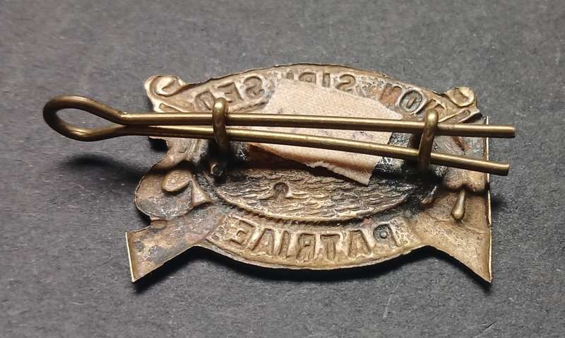 KAROO SKUTTERS / SCHUTTERS SOLID CENTER BRASS BADGE WORN 1914 - 1929   ( OWEN 1775 )  `RARE`     C58